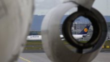 Neto dobit Lufthanse prepolovljena, fokus na daljnjem rezanju troškova