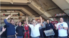 [VIDEO] Napeto u Supetru: Vatrogasci ušli u dom, pjeva se 'Zovi samo zovi'