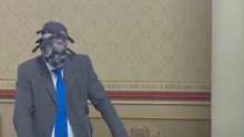 Mostov zastupnik u zagrebačkoj Skupštini na sjednicu stigao s gas maskom: To je smrad neodgovornosti, pohlepe i pokušaja zataškavanja velikih afera