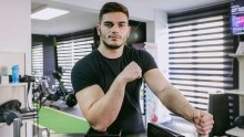 [FOTO/VIDEO] Lički Herkul ne može pojesti 5 kg janjetine, niti bi se 'jakario' s Mirkom Filipovićem, ali opet je čudo: Ovaj 17-godišnjak desnicom i ljevicom ruši najjače ljude svijeta