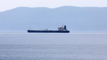 Tanker pun iranske nafte koji luta Jadranom povezuje se s Čermakom, od plovila svi digli ruke i nitko mu se ne približava?