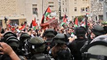[VIDEO/FOTO] Novinarka Shireen Abu Akleh pokopana u Jeruzalemu: Lijes je zamalo pao na tlo zbog šokantne intervencije izraelske policije