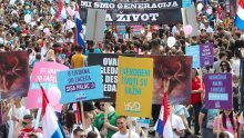 [FOTO] Hod za život: Nekoliko tisuća sudjelovalo u povorci od HNK do Zrinjevca, traže izmjene zakona o pobačaju