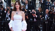 Čista elegancija: Očaravajuća kreacija koja donosi duh holivudskog glamura kao stvorena je za prelijepu brinetu