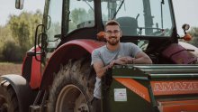 Poljoprivrednik iz Košutarice otkriva tajnu uspjeha: Vozio je traktor s pet godina, danas obrađuje 100 hektara zemlje i sve što proizvede - izvozi