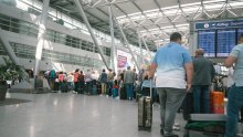 U europskim zračnim lukama je kaos, otkazane tisuće letova: Kašnjenja se broje u satima, putnici ne mogu do prtljage, nedostaje radnika