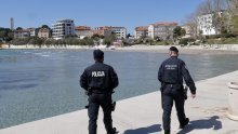 Razbojnici usred noći na plaži u Splitu prijetili turistima pištoljem i pokušali ih opljačkati