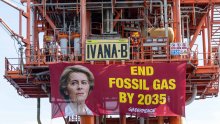 [FOTO]Greenpeace na plinskoj platformi Ivana B 'razvukao' transparent s Ursulom von der Leyen: Završimo s plinom u Europi do 2035. godine!