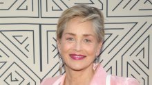 Sharon Stone obara s nogu u sedmom desetljeću života: Uskočila u oskudni bikini, komplimenti se nižu