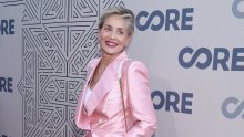 Za nju su godine samo broj: Sharon Stone blista u sedmom desetljeću, a njezin stajling uključuje modne komade koje baš svi žele ove sezone