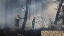 Gori na miniranom području nekadašnje raketne baze u Žrnovnici