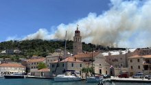 [FOTO] Vatrogasci se bore s požarima na Braču i Hvaru, izgorjela jedna štala, uključio se i kanader: 'Svako malo nam vatra probija'