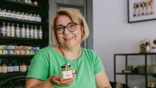 [FOTO/VIDEO] Pravi rajski vrt okusa: Upoznajte Danielu Drčec koja proizvodi ukusne divotice u teglicama i aromatizirane soli koje najobičnije jelo pretvaraju u nešto posebno