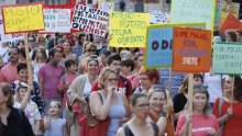 [FOTO/VIDEO] Održan Hod za slobodu u Rijeci, evo kako su povezali odluku Vrhovnog suda SAD-a o pobačaju s Hrvatskom