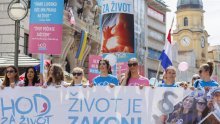 [FOTO] Održan 'Hod za život, obitelj i Hrvatsku' na riječkom Korzu, došlo 200 ljudi