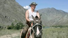 [VIDEO] Šefovi bogatih zemalja rugaju se Putinovoj slici na kojoj jaše konja. Von der Leyen: 'O, da. Jahanje je najbolje'