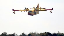 Veliki požar na slovenskom Krasu još uvijek nije pod kontrolom, na terenu 425 vatrogasaca