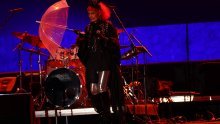 Ni kiša nije uspjela pokvariti koncert: Josipa Lisac s kišobranom nastupila u Banjoj Luci