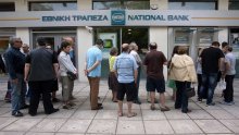 Redovi pred bankomatima u Grčkoj zbog straha od bankrota