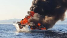 [VIDEO] Drama na moru: Nedaleko Brača izgorio gliser, putnici skakali u more
