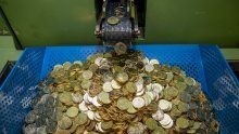 [VIDEO] Hrvatska kovnica novca iskovala 405 milijuna eurokovanica, no pravi hit je njihov najmanji zlatnik na svijetu!