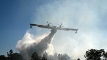 Buknuo požar kod Lećevice, gori blizu kuća