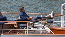 Medeni mjesec u vrelom Parizu potpuno ga je iscrpio: Ben Affleck snimljen kako drijema tijekom vožnje Seinom