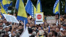 U Sarajevu se pred sjedištem ureda Christiana Schmidta okupilo 2000 prosvjednika, pridružili se i istaknuti bošnjački političari