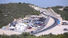 Pelješkim mostom prešlo već oko 1500 vozila; iz Hrvatskih cesta upozoravaju: Neki staju da bi se fotografirali, to je iznimno opasno