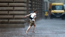 [FOTO/VIDEO] Stigla promjena vremena: U Rijeci tuča, grmljavina i nagli pad temperature, građani bježali pod krovove