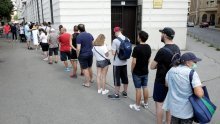 [VIDEO/FOTO] Nevjerojatne scene: Građani pohrlili u Hrvatsku narodnu banku da bi kupili kovanicu od 25 kuna s motivom Pelješkog mosta
