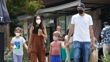 Mila Kunis i Ashton Kutcher s djecom u shoppingu, mnogima za oko zapeo jedan detalj