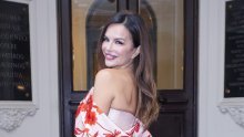 Blistav ten, vitka figura i stajling za peticu: Severina oduševila fotografijom iz vrta