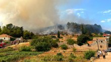 U velikom požaru na Hvaru poginuo čovjek koji je htio spasiti svoj bager, kuće obranjene
