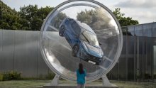 [FOTO/VIDEO] Novi Peugeot 408 pretvoren u jedinstveno umjetničko djelo: Prozirna kugla okružuje automobil i prikazuje ga iz svih kutova