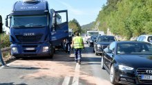 [FOTO] U sudaru dvaju kombija i cisterne kod tunela Učka poginula jedna, ozlijeđene dvije osobe