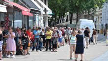 [FOTO] Navala traje i dalje: Pogledajte gužvu pred poslovnicom Zagrebačke banke zbog prodaje kovanice s Pelješkim mostom