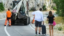 [FOTO] Pogledajte kako je teklo uklanjanje stijene koja se odlomila uslijed grmljavinske oluje kod Omiša