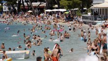 Smjena turista na Makarskom primorju: Velike gužve na cestama, na trajektima se jedva nađe mjesta
