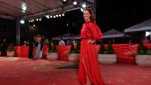 Vatreno crvena za crveni tepih: Helena Minić Matanić ukrala sve poglede u Sarajevu