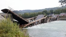 U Norveškoj se urušio drveni most, kamion i automobil upali u rijeku