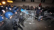 Policija silom i suzavcem rastjerala prosvjednike