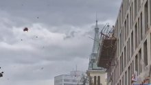 [VIDEO] Nevrijeme poharalo Sloveniju: U Ljubljani puhalo preko 100 km/h, letjeli krovovi, rušila se stabla, nekoliko ljudi je ozlijeđeno