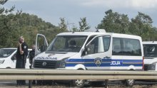 Petnaest dana zatvora mladiću koji je bez dozvole divljao automobilom po Sinju, u bijegu od policije odbacio je i drogu