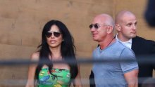 [FOTO] Jesu li pale zaruke? Jeff Bezos i Lauren Sanchez uhvaćeni u izlasku, a na njezinoj ruci uočen je veliki smaragdni prsten