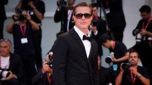 Svi bruje o njemu: Brad Pitt na crvenom tepihu odijelo spojio s popularnim tenisicama pristupačne cijene