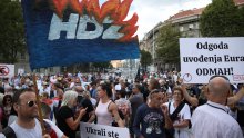 [FOTO] Skup protiv HDZ-a: Nekoliko stotina okupljenih zatražilo ostavku Vlade, priveden jedan prosvjednik