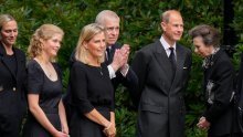 Ujedinjeni u tuzi: Djeca i unuci kraljice Elizabete okupili se u Balmoralu, nisu skrivali suze dok su pozdravljali okupljene