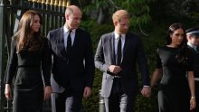 Nakon dugo vremena prvi put zajedno: Kate Middleton, Meghan Markle i prinčevi William i Harry pozdravljaju okupljene u Windsoru