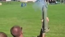 [VIDEO] Policija pronašla mladića koji je iz zolje na utakmici ispalio eksplozivno sredstvo. Evo za što bi mogao odgovarati